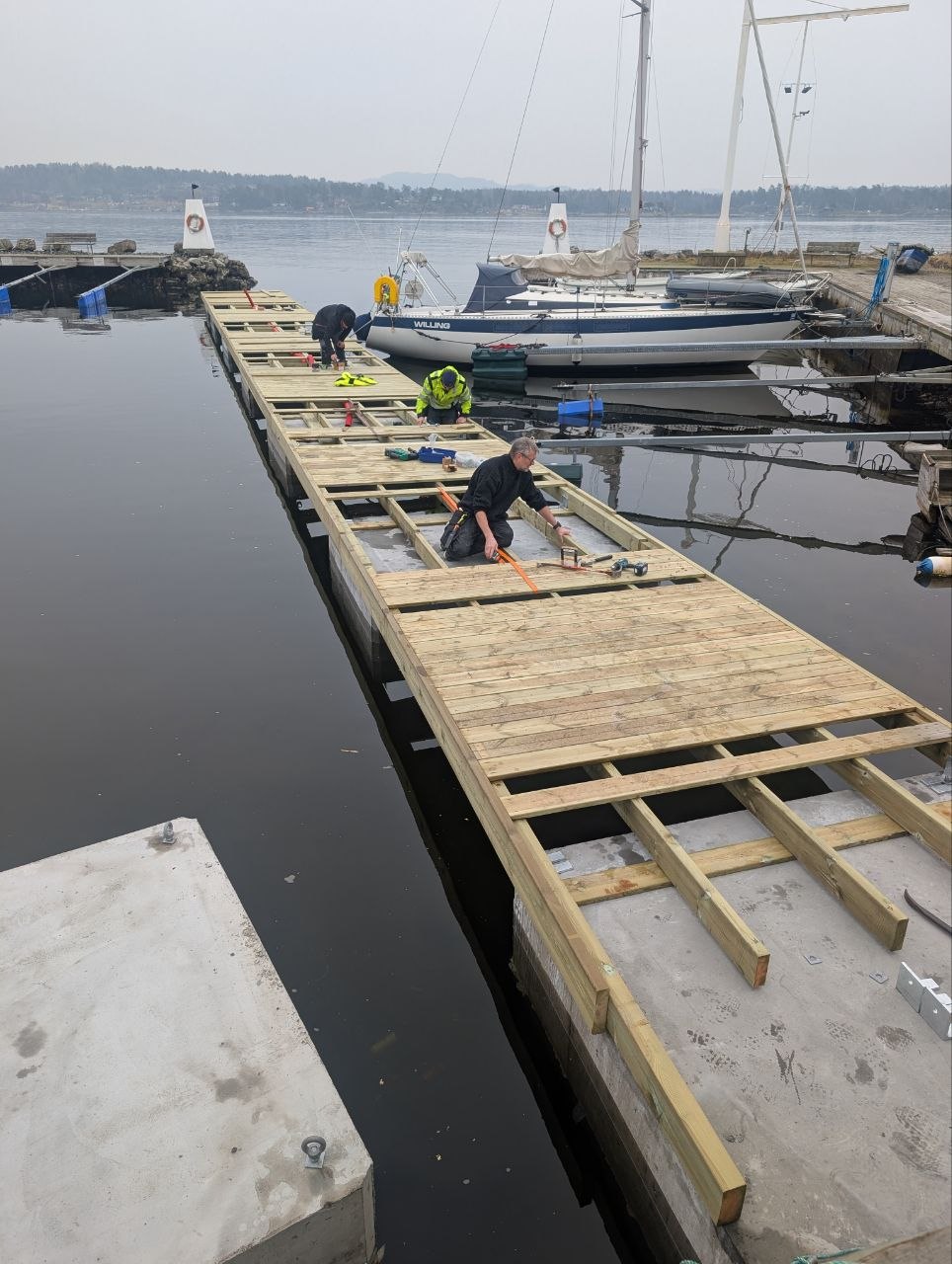 Montering av terrassedekke på bjelkelag over flyteelementer.